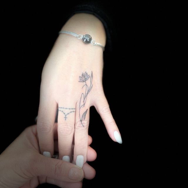 tatouage fin sur une main