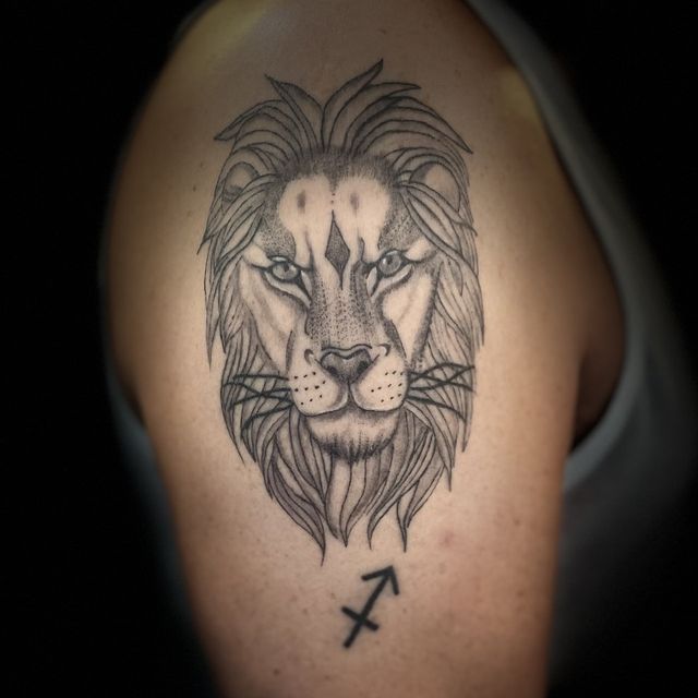 tatouage lion noir et blanc
