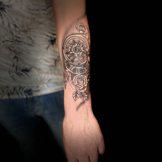 tatouage horloge et rose