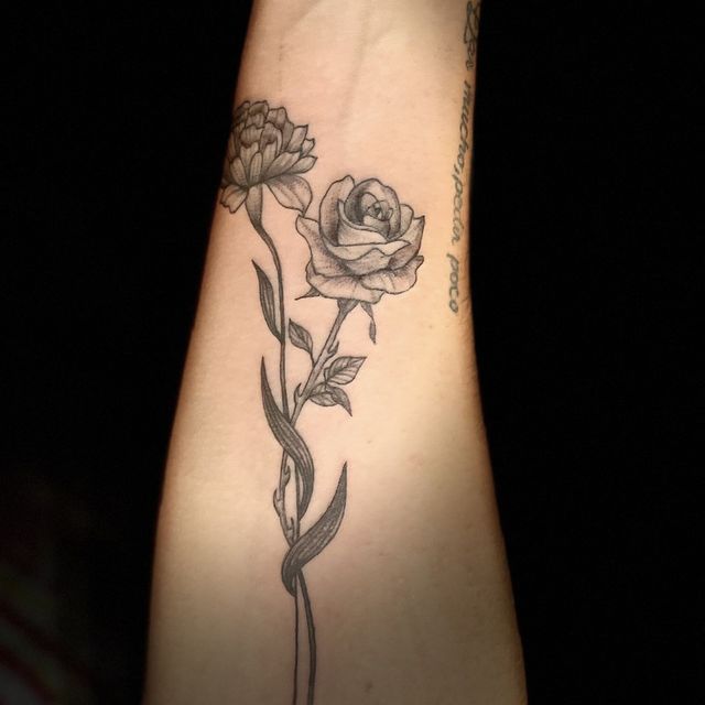 tatouage roses noir et blanc