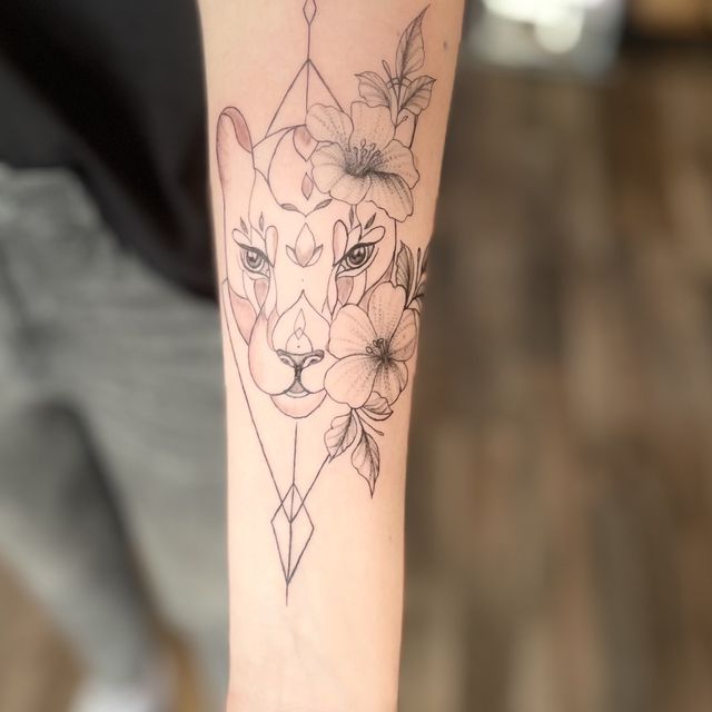 tatouage lionne et plantes